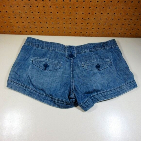 American Eagle womens dark distressed side buttons flap jean shorts 4 EUC - Picture 4 of 5